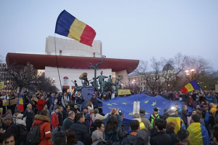 UPDATE: Protest în Piaţa Universităţii: Sute de manifestanţi au strigat ”Nu vrem să fim conduşi de hoţi” şi ”Kovesi, nu uita, ţara e de partea ta”. Printre protestatari au fost Stere Gulea, Tudor Chirilă şi Vlad Voiculescu. FOTO/ VIDEO