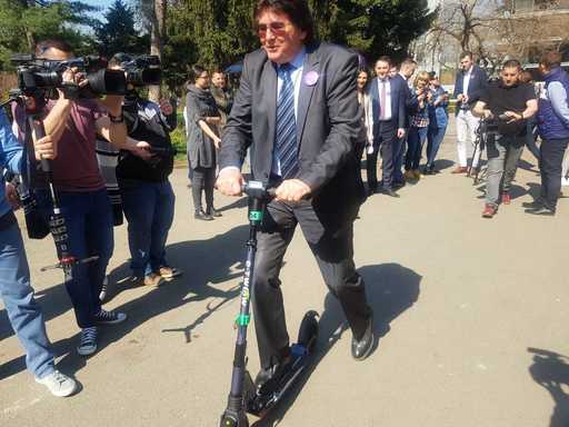 Nicolae Robu a inaugurat sistemul de închiriere gratuită de trotinete electrice; 25 trotinete sunt puse la dispoziţie 