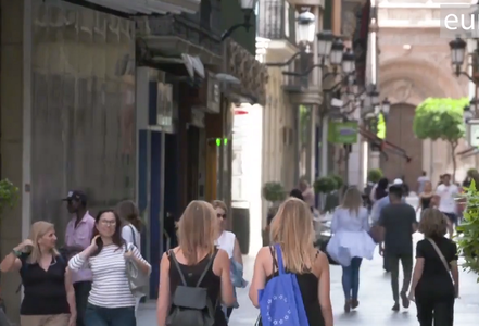 Peste 50% dintre români consideră corupţia ca fiind cea mai mare problemă a ţării, iar 34% sunt de acord ca cetăţenilor să le fie interzis să părăsească ţara pentru o perioadă lungă de timp – sondaj 