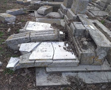 Cimitirul evreiesc din Huşi, vandalizat, peste 70 de monumente funerare fiind distruse. Federaţia Comunităţilor Evreieşti: Astfel de evenimente cu un caracter profund antisemit, receptate în toată lumea democratică, afectează grav democraţia din România. 