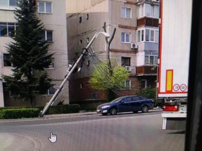 Nicolae Robu, după ce un stâlp din Timişoara s-a rupt întrucât un camion a agăţat cablurile aeriene: Poate acum înţeleg şi imbecilii