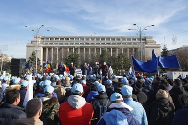 Sute de angajaţi din industrie protestează în faţa Guvernului, nemulţumiţi de lipsa contractelor colective de muncă