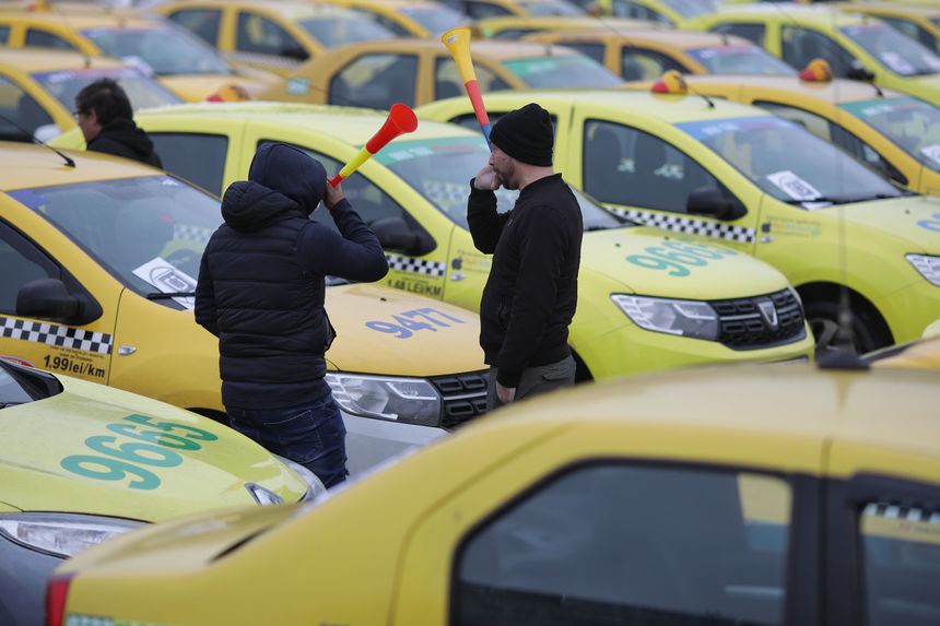 Circulaţie modificată în Piaţa Victoriei din Bucureşti, pentru protestul transportatorilor; peste 1.500 de taxiuri s-au strâns deja în zonă / Reacţia Uber