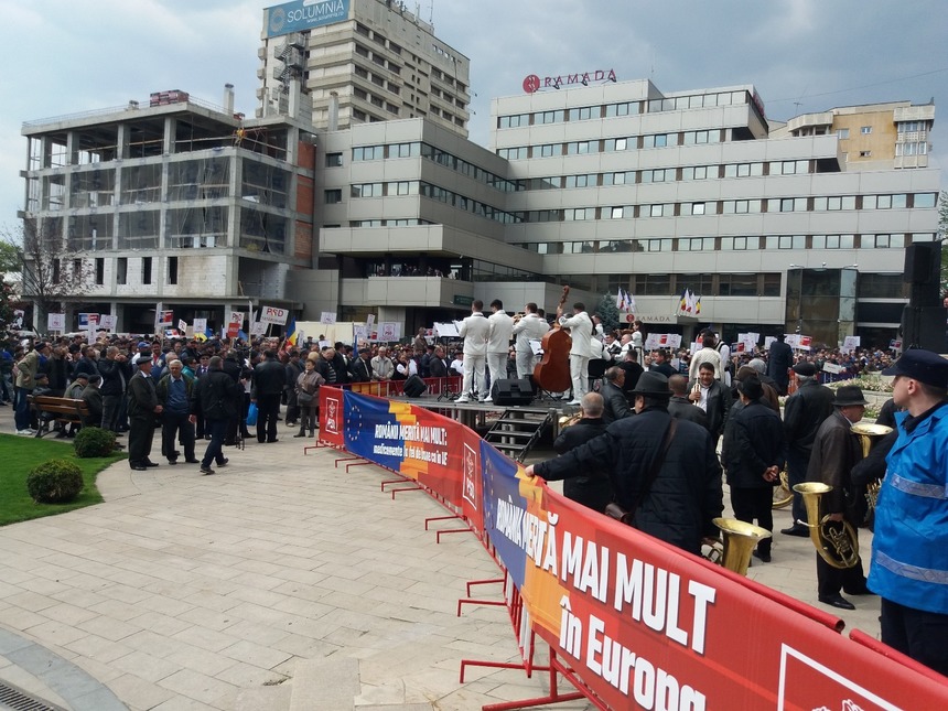 Protestatarii au strigat ”Şobolanule” şi “Iaşul nu te vrea“, la plecarea lui Liviu Dragnea de la Conferinţa Judeţeană a PSD Iaşi. VIDEO