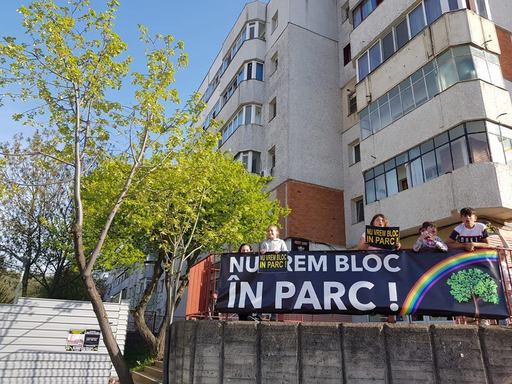 Zeci de persoane au protestat, într-un cartier din Iaşi, nemulţumite că în locul unui parc ar urma să fie construit un bloc cu zece etaje. FOTO