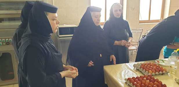Măicuţele de la o mănăstire de lângă Timişoara au vopsit o mie de ouă pentru credincioşii care vor participa la slujba de Înviere. FOTO