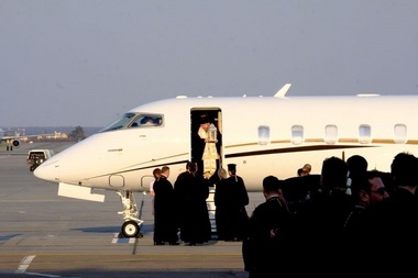 Lumina Sfântă de la Ierusalim a ajuns la Bucureşti cu un avion special