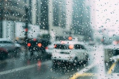 UPDATE: Instabilitate atmosferică accentuată, până la ora 21.00; se pot acumula 50 de litri de precipitaţii pe metru pătrat/ În 18 judeţe, inclusiv pe litoral, şi în Bucureşti e cod galben de vânt puternic, iar în unele judeţe cod portocaliu de inundaţii