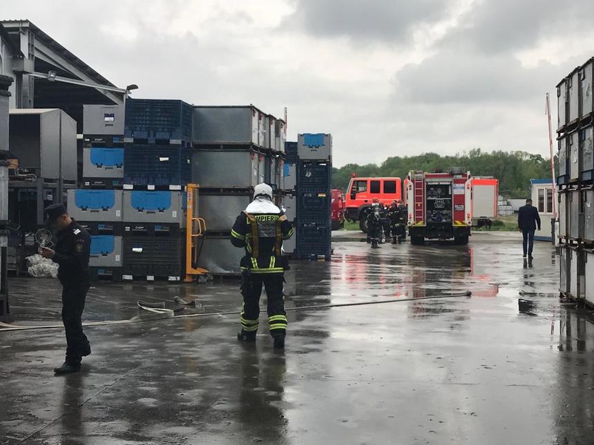 Locuitorii din Timişoara, avertizaţi prin sistemul RO-Alert despre incendiul de la fabrica de volane; nu au fost găsite persoane în interiorul fabricii

