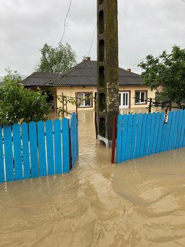 IGSU: Efecte ale fenomenelor meteo în opt judeţe; s-a intervenit pentru evacuarea apei din două subsoluri şi 137 de gospodării, fiind afectate 17 locuinţe. FOTO, VIDEO