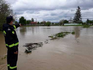 IGSU: Efecte ale vremii nefavorabile în unsprezece judeţe ale ţării, apa fiind evacuată din sute de gospodării; nouă persoane au fost evacuate. FOTO/ VIDEO