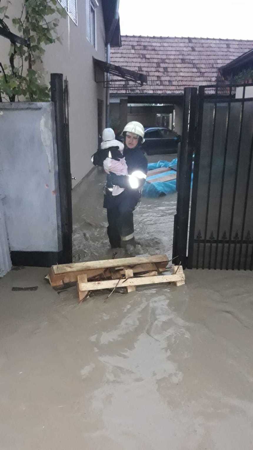Inundaţii în mai multe localităţi din Bistriţa-Năsăud, zeci de persoane au fost evacuate după ce apa le-a intrat în case. FOTO