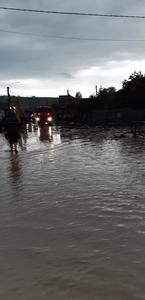 IGSU: 26 de localităţi din Bistriţa-Năsăud, Maramureş, Mureş şi Timiş, afectate de inundaţii în ultimele 24 de ore; patru persoane salvate întrucât nu mai puteau ieşi din casă, apa având 1,5 metri. FOTO