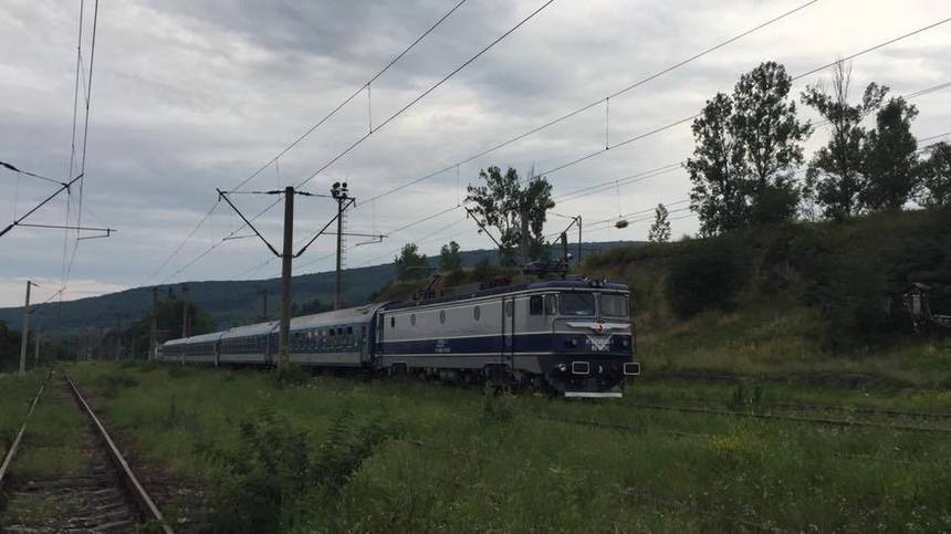 Trei trenuri de călători, pe rutele Ilva Mică - Dej, Galaţi - Cluj-Napoca şi Braşov - Budapesta, oprite în gări din cauza aluviunilor depuse pe calea ferată şi a spălării terasamentului