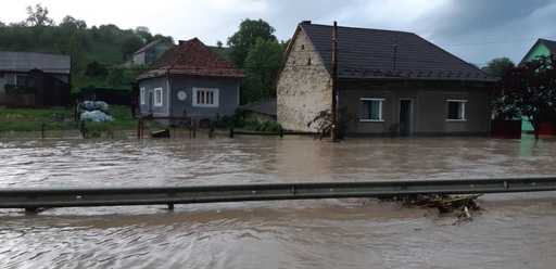 IGSU: 22 de localităţi din şase judeţe, afectate de ploile abundente şi scurgerile de pe versanţi; pompierii au evacuat apa din zeci de gospodării, beciuri şi curţi