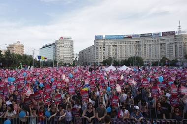 Manifestaţia din Piaţa Victoriei - Şora: Să mergem la vot ca să nu-i lăsăm pe alţii să decidă în locul nostru /Mihai Călin: Să nu mai aşteptăm să ni se pună căluşul în gură / Rebengiuc: E una din ultimele dăţi când mai putem să înlăturăm dezastrul - VIDEO