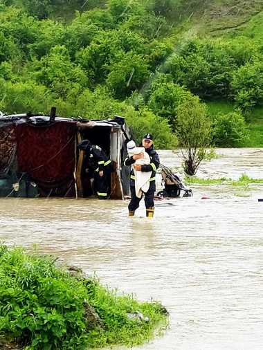 Bistriţa-Năsăud: Aproximativ 80 de persoane au fost evacuate din cauza inundaţiilor; este Cod roşu, localnicii fiind avertizaţi prin Ro-Alert. FOTO, VIDEO