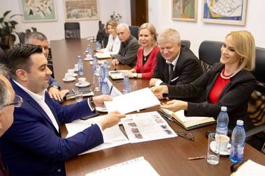 Protocol între Primăria Capitalei, Ministerul Transporturilor şi CFR pentru reabilitarea unor obiective de infrastructură din Bucureşti; primele lucrări se vor face la podul Constanţa