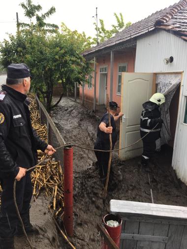 IGSU: Peste 40 de localităţi din 20 de judeţe au fost afectate de ploile torenţiale din ultimele ore. FOTO, VIDEO
