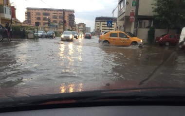 ISU Bucureşti-Ilfov a avut 173 de intervenţii în judeţul Ilfov şi 131 în Bucureşti, în urma ploii torenţiale; în continuare se intervine în oraşul Pantelimon