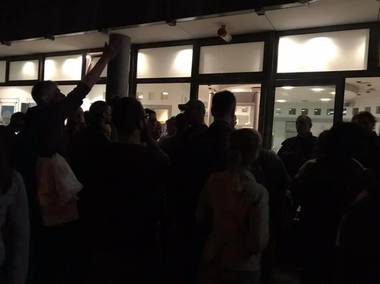 Vot în diaspora: Oamenii nu au putut vota nici dacă li s-au creat condiţii pentru a fi consideraţi în interiorul consulatelor sau ambasadelor; la ora locală 21.00, sistemele electronice care permiteau votul s-au oprit automat. FOTO/ VIDEO