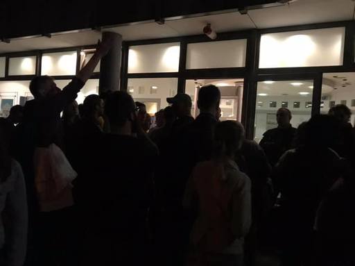 Vot în diaspora: Oamenii nu au putut vota nici dacă li s-au creat condiţii pentru a fi consideraţi în interiorul consulatelor sau ambasadelor; la ora locală 21.00, sistemele electronice care permiteau votul s-au oprit automat. FOTO/ VIDEO