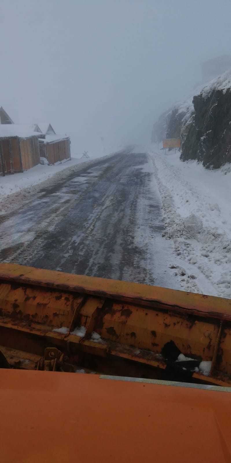 Intervenţii ale drumarilor pentru curăţarea zăpezii de pe Transfăgărăşan; în unele zone, stratul de zăpadă bătătorită are cinci-şase metri grosime. VIDEO