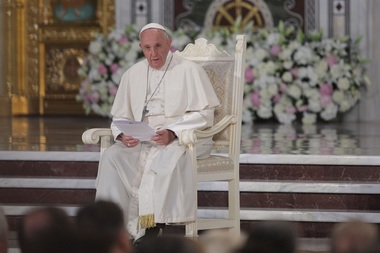 UPDATE - Papa în România: Papa: Invoc asupra întregii populaţii a ţării belşugul binecuvântărilor divine. Papa Francisc s-a deplasat cu papamobilul şi a salutat mulţimea/ Ce cadouri a primit Suveranul Pontif - VIDEO, FOTO