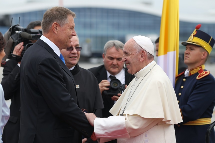 Papa Francisc a păşit pe pământ românesc: Pe Aeroportul "Henri Coandă" a fost aşteptat de preşedintele Iohannis, dar şi de copii de la şcoli catolice şi de numeroşi credincioşi - FOTO