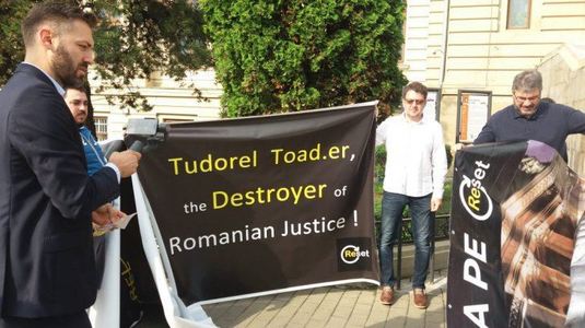 Zeci de persoane protestează în faţa Universităţii "Alexandru Ioan Cuza" din Iaşi, cerând demisia rectorului Tudorel Toader