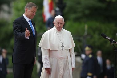 Papa Francisc i-a salutat pe oamenii care îl aşteptau în curtea Palatului Cotroceni şi s-a fotografiat cu ei