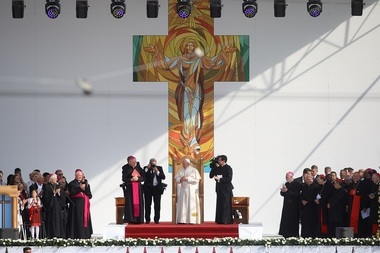 A doua zi a vizitei Papei în România - Papa, la Iaşi: Papa se simte acasă între voi/Suveranul Pontif a citat din Eminescu - "Fiii tăi trăiască numai în frăţie"/Credinţa nu se transmite doar prin cuvinte, dar şi cu gesturi - FOTO, VIDEO