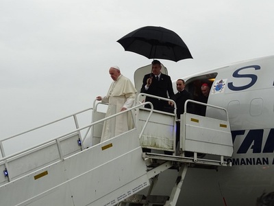 Papa Francisc, aşteptat de mai multe persoane la Aeroportul Târgu Mureş - FOTO, VIDEO