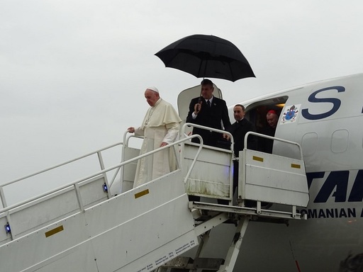 Fibula de la Suseni, cea mai înaltă distincţie a judeţului Mureş, oferită Papei Francisc
