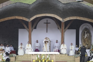 Suveranul Pontif a plecat de la Şumuleu Ciuc, după ce a oferit Trandafirul de aur Sanctuarului marian şi a binecuvântat mulţimea