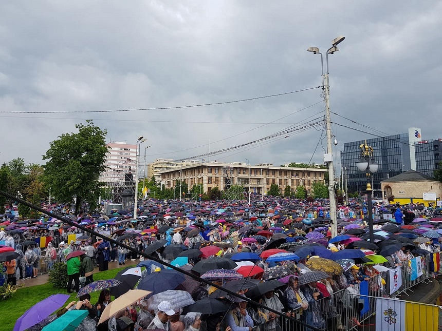 La Iaşi, peste 70.000 de pelerini îl aşteaptă în ploaie pe Suveranul Pontif - FOTO, VIDEO