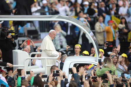 Papa Francisc a sosit în piaţa din faţa Palatului Culturii din Iaşi, cu papamobilul, fiind întâmpinat de patru copii