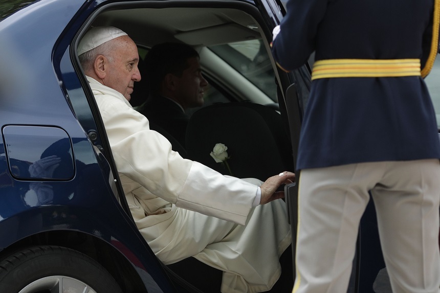 Papa Francisc a plecat de la Nunţiatura Apostolică din Capitală, fiind aclamat de câteva zeci de persoane, pe care le-a salutat - VIDEO