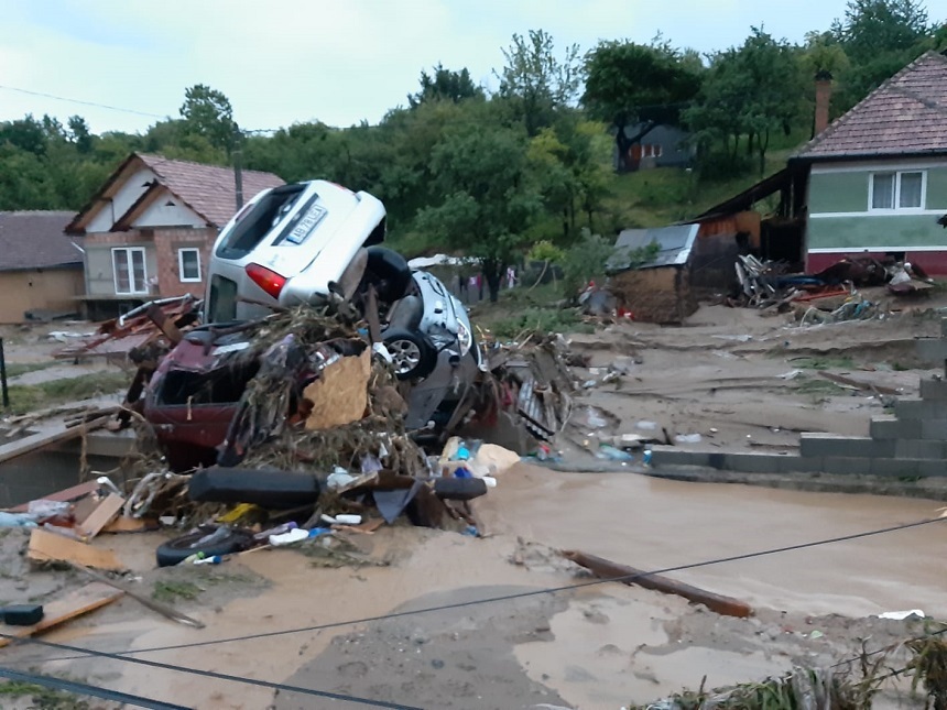 Inundaţii la Pianu, Săsciori şi Săliştea: 24 de persoane salvate, 274 de locuinţe afectate, 40 de autoturisme au fost luate de ape - FOTO