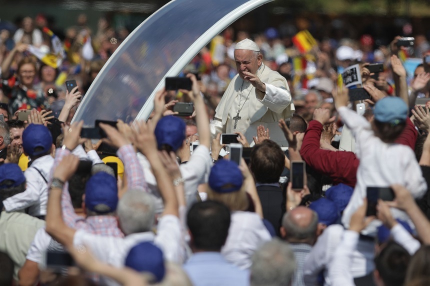 Papa Francisc a sosit la Blaj şi străbate oraşul în papamobil. Sute de mii de oameni îl aşteaptă pe traseu şi pe Câmpia Libertăţii unde se va desfăşura ceremonia de beatificare a celor 7 episcopi greco-catolici martiri - FOTO