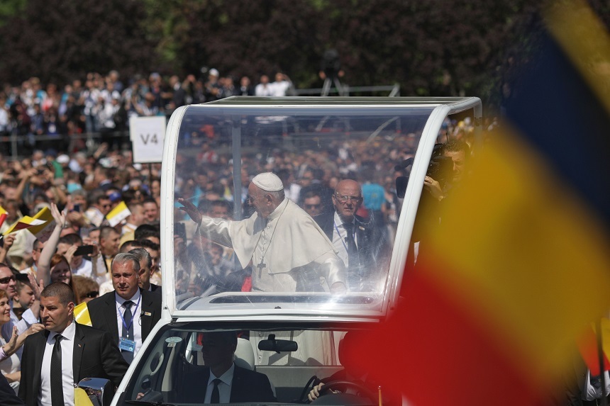 Papa Francisc, la finalul ceremoniei de pe Câmpia Libertăţii: Aici, la Blaj, vă aduc omagiul meu vouă
