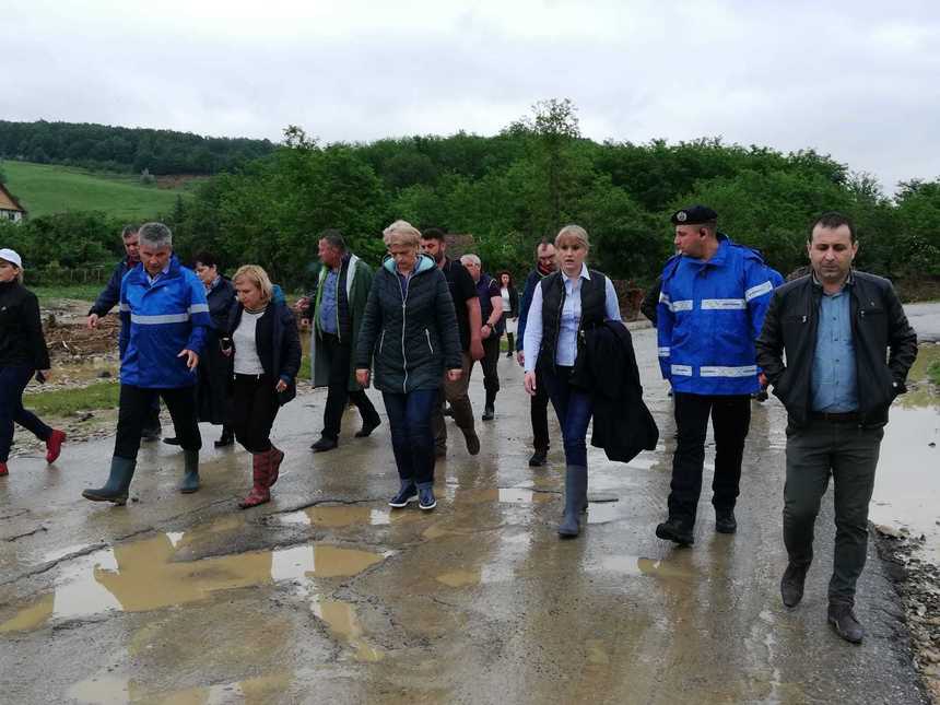 Deneş, în localităţile afectate de inundaţii din Prahova: Vom face lucrări hidrotehnice, consolidări de mal, astfel încât tragedia care s-a întâmplat în zilele trecute să nu se mai repete