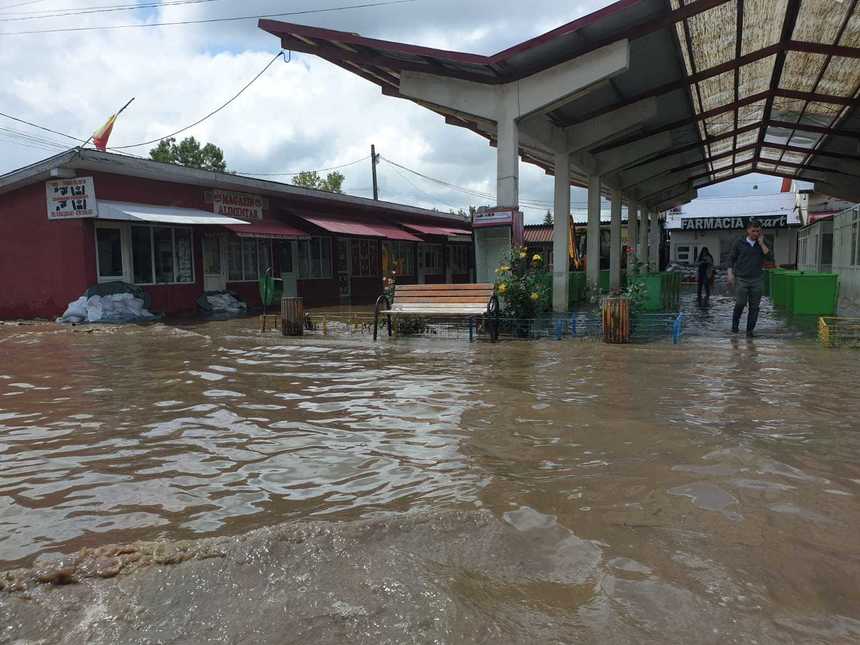 IGSU: Peste 170 de persoane au fost evacuate din cauza inundaţiilor din ultimele 24 de ore; au fost afectate peste o sută de localităţi din 24 de judeţe, cea mai gravă situaţie fiind în Galaţi. FOTO