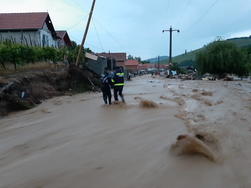 Alba: Zece locuinţe modulare, transportate la Săsciori pentru familiile ale căror case au fost distruse de inundaţii