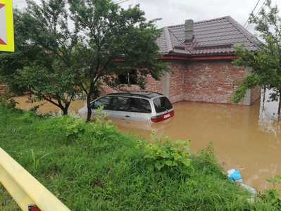MAI: Inundaţiile au afectat 159 de localităţi din 28 de judeţe şi municipiul Bucureşti; peste 20.000 de lucrători cu 8.600 de mijloace tehnice, în continuare în teren