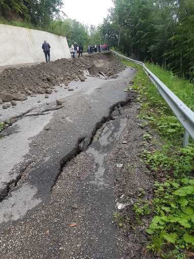 Vrancea: Oamenii din două localităţi, complet izolaţi după ce drumul de acces a fost distrus de o viitură; autorităţile dau asigurări că nu există urgenţe medicale