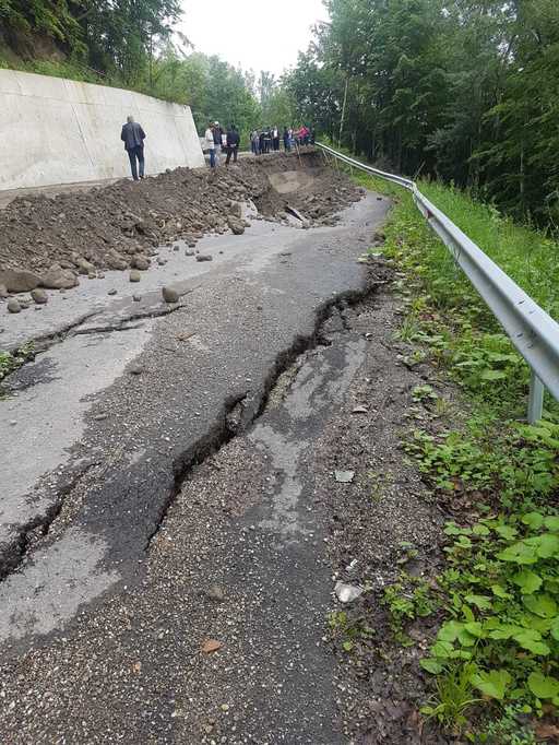Vrancea: Oamenii din două localităţi, complet izolaţi după ce drumul de acces a fost distrus de o viitură; autorităţile dau asigurări că nu există urgenţe medicale
