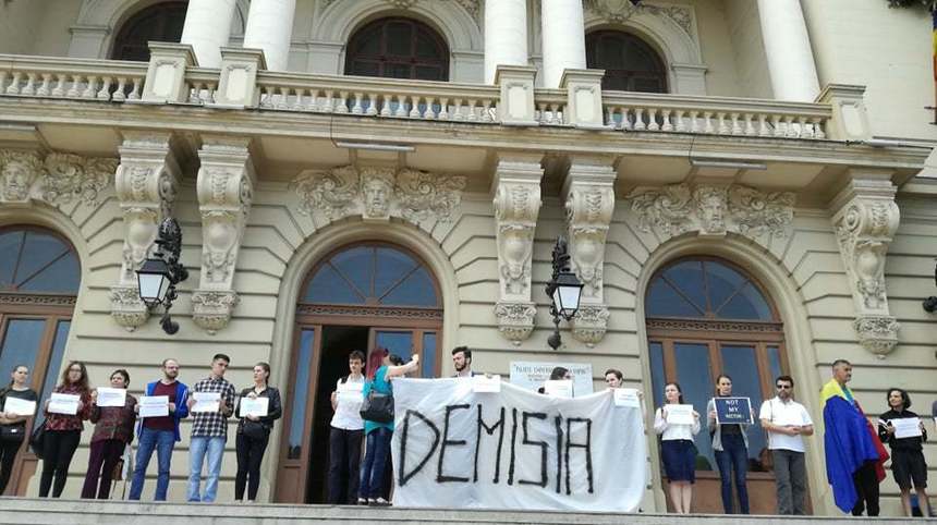 Conducerea Universităţii "Alexandru Ioan Cuza" din Iaşi acuză Liga Studenţilor, care a cerut demisia rectorului Tudorel Toader, că proiectează o imagine falsă" asupra activităţii instituţiei