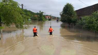 MAI: Efecte ale ploilor torenţiale în 41 de localităţi din 16 judeţe; 26 de persoane au fost evacuate