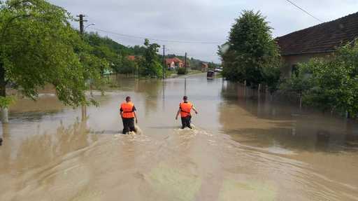 MAI: Efecte ale ploilor torenţiale în 41 de localităţi din 16 judeţe; 26 de persoane au fost evacuate